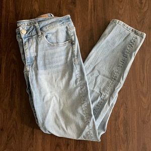 AMERICAN EAGLE light wash mid rise skinny jeans